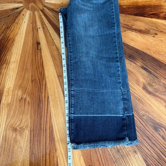 Judy Blue Women's Mid Wash Cropped Flare Jeans Distressed Frayed Hem Size 5 27 - Picture 4 of 6